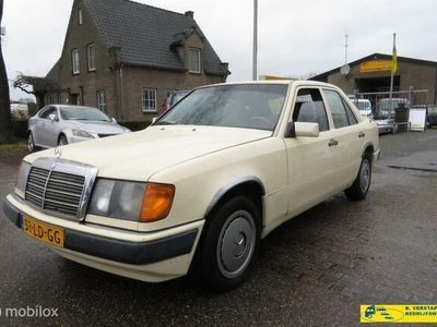 Geel Occasion 1991 Mercedes 200 Sedan | € 1.850