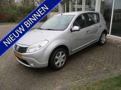 Zilver (metallic) Gebruikt 2011 Dacia Sandero Lauréate Hatchback | € 1.960 (Eerlijke prijs)