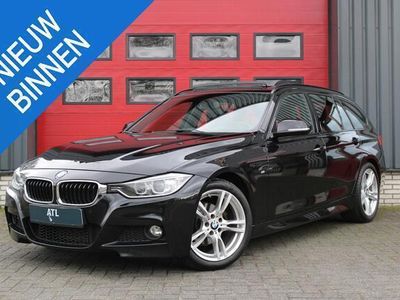 tweedehands BMW 320 3-SERIE Touring i High Executive M-Sportpakket, Panoramadak, Sportautomaat, Hydrobesturing, Neerklapbare achterbank, Stoelverwarming, Xenon, Cruise Control, Real time traffic information, Connect Drive, Comfortpakket, etc.