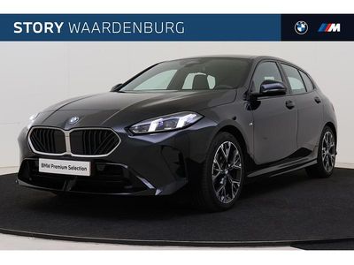 Zwart (metallic) Occasion 2024 BMW 120 Comfort Edition Hatchback | € 34.950 (Eerlijke prijs)