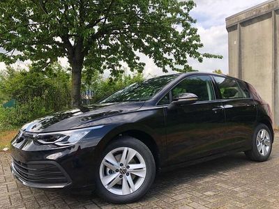 Zwart Occasion 2023 VW Golf Life Sedan | € 29.950 (Iets duurder)