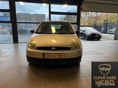 Grijs Gebruikt 2002 Ford Fiesta Ambiente Hatchback | € 1.399 (Eerlijke prijs)