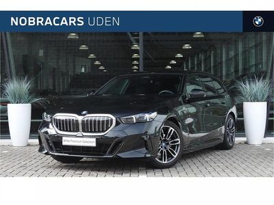 Saphirschwarz (donker zwart metallic) Gebruikt 2024 BMW 530e Shadowline Stationwagen | € 59.850 (Eerlijke prijs)