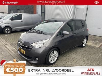 Grijs, metallic lak Gebruikt 2014 Toyota Verso-S MPV | € 10.900 (Eerlijke prijs)