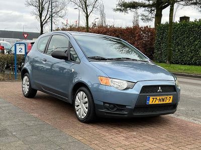 Blauw (metallic) Gebruikt 2009 Mitsubishi Colt Inform Hatchback | € 2.750 (Iets duurder)