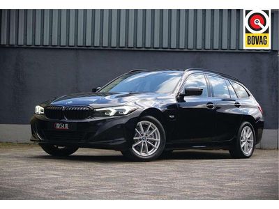 Zwart Gebruikt 2022 BMW 330e Shadowline Stationwagen | € 31.899 (Super prijs)