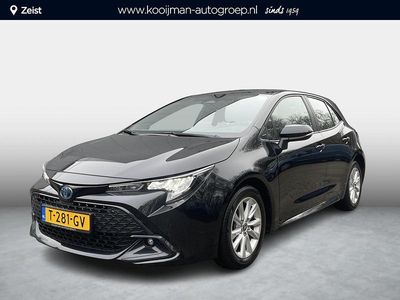 Night sky black (donker zwart) Occasion 2023 Toyota Corolla Hybrid Active Hatchback | € 26.400 (Eerlijke prijs)