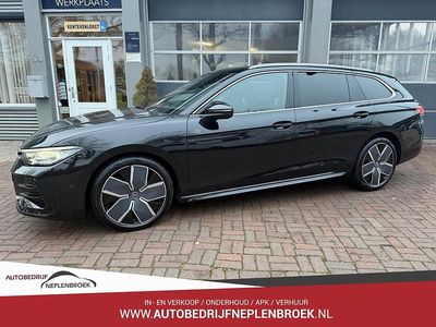 Zwart (metallic) Gebruikt 2025 VW Passat Active Stationwagen | € 42.500 (Duur)