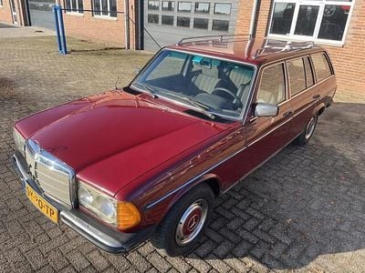 Rood Gebruikt 1979 Mercedes 230 Sedan | € 3.900