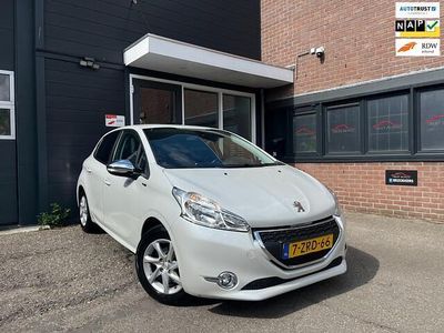 Wit Gebruikt 2015 Peugeot 208 Style Hatchback | € 6.499 (Eerlijke prijs)