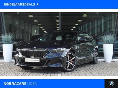 Zwart Gebruikt 2025 BMW 550e M Sport Sedan | € 82.850 (Eerlijke prijs)