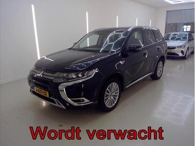 Zwart (metallic) Gebruikt 2020 Mitsubishi Outlander P-HEV Intense SUV | € 20.995 (Super prijs)