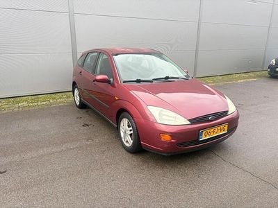 Rood Occasion 2000 Ford Focus Ambiente Hatchback | € 1.199 (Eerlijke prijs)