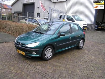 Groen (metallic) Gebruikt 2001 Peugeot 206 Hatchback | € 950 (Eerlijke prijs)