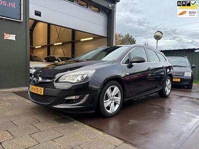 Zwart (metallic) Gebruikt 2015 Opel Astra Sport Stationwagen | € 4.450 (Eerlijke prijs)