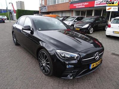 Zwart (metallic) Gebruikt 2021 Mercedes E300 AMG line Sedan | € 49.950 (Duur)