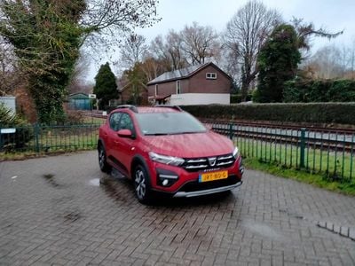 Rood (metallic) Occasion 2021 Dacia Sandero Comfort Hatchback | € 18.950 (Duur)