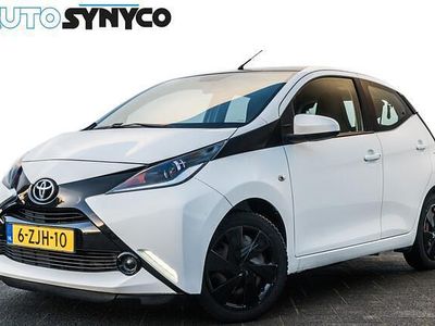 Wit (metallic) Occasion 2014 Toyota Aygo X-play Hatchback | € 6.750 (Eerlijke prijs)