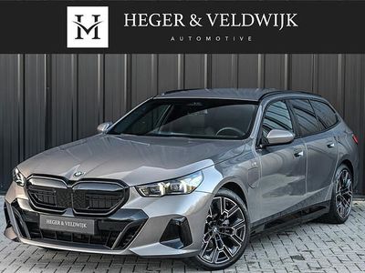 Grijs (metallic) Occasion 2025 BMW 530e Comfort Edition Stationwagen | € 70.900 (Duur)