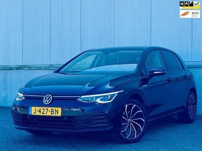 Zwart Occasion 2020 VW Golf VIII Life Hatchback | € 17.300 (Eerlijke prijs)