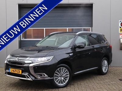 Zwart (metallic) Occasion 2020 Mitsubishi Outlander P-HEV Intense SUV | € 20.995 (Super prijs)