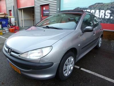 tweedehands Peugeot 206 1.6,ZUINIG! 5 deurs, trekhaak,schuifdak,etc.