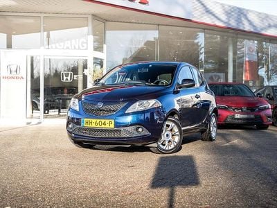 Blauw (metallic) Occasion 2015 Lancia Ypsilon Hatchback | € 7.999 (Eerlijke prijs)