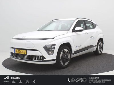 Atlas white (licht wit) Occasion 2023 Hyundai Kona Comfort SUV | € 29.835 (Eerlijke prijs)