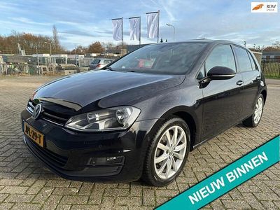 Zwart (metallic) Gebruikt 2013 VW Golf VII Trendline Hatchback | € 9.950 (Eerlijke prijs)