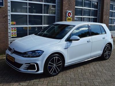 Wit, metallic lak Gebruikt 2018 VW Golf VII GTE Hatchback | € 20.950 (Eerlijke prijs)