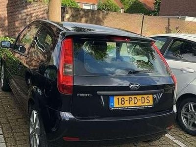 Zwart Gebruikt 2004 Ford Fiesta Futura Hatchback | € 925 (Eerlijke prijs)