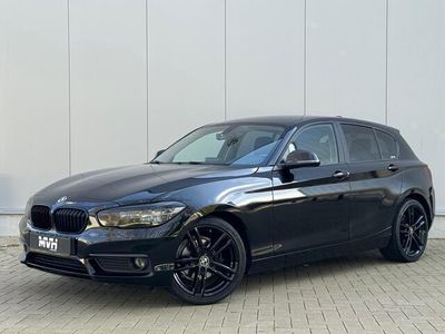 tweedehands BMW 116 1-SERIE i Centennial High Executive - M-Sport - Airco - Cruise - Stoelverwarming - Black on Black - Camo