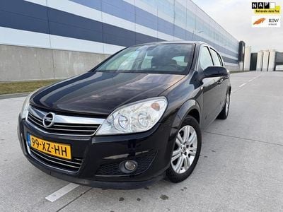 Zwart (metallic) Occasion 2008 Opel Astra Cosmo Hatchback | € 1.599 (Goede deal)