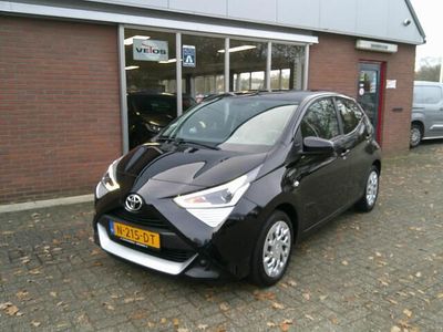 Zwart (metallic) Gebruikt 2021 Toyota Aygo X-play Hatchback | € 8.950 (Eerlijke prijs)