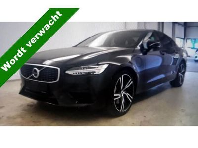 tweedehands Volvo S90 2.0 T8 AWD 287kW/390pk Aut8 R-Design BOWERS&WILKINS + LUCHTVERING + HEAD-UP + KEYLESS ENTRY&GO + 360 CAMERA + FULL LED MUTLIBEAM + OPEN DAK + PILOT ASSIST + STOEL-&STUURVERWARMING + STANDKACHEL + ON-CALL + BLIS + PARKSENSOREN + 20" LM-VELGEN!!