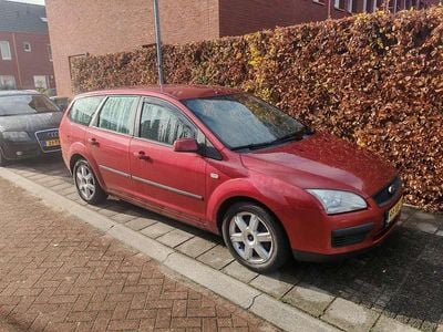 Rood Occasion 2007 Ford Focus Trend Stationwagen | € 1.100 (Goede deal)