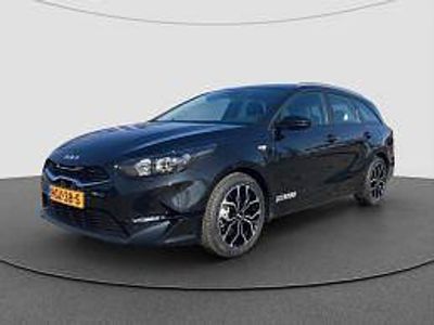 Aurora black (donker zwart metallic) Gebruikt 2025 Kia Ceed Sportswagon Comfort Stationwagen | € 27.950 (Duur)