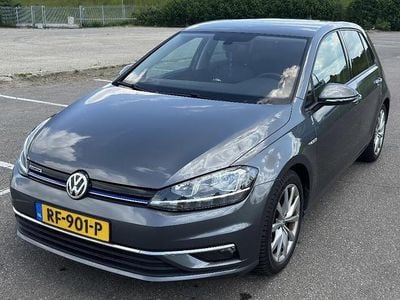 Grijs (metallic) Occasion 2017 VW Golf VII Highline Hatchback | € 13.499 (Goede deal)