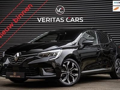Zwart (metallic) Gebruikt 2022 Renault Clio V Intens Hatchback | € 16.940 (Eerlijke prijs)