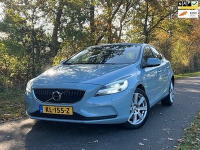 Blauw Gebruikt 2016 Volvo V40 Hatchback | € 14.975 (Eerlijke prijs)