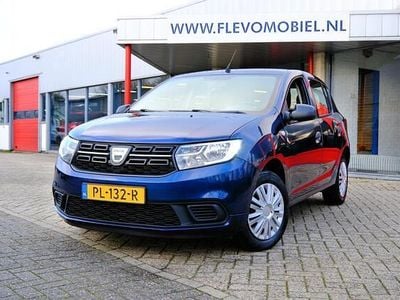 Blauw (metallic) Gebruikt 2017 Dacia Sandero Ambiance Hatchback | € 6.950 (Eerlijke prijs)