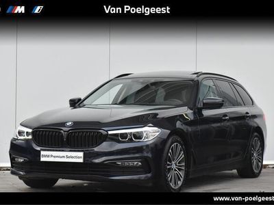 tweedehands BMW 540 5-SERIE TouringxDrive High Executive Sport Line Glazen Schuifdak / Electrische Zwenkhaak / Harman Kardon / 19 Inch / Stoelverwarming Voor en Achter / Parking Assistant Plus / Head Up Display / Driving Assistant / Harman Kardon