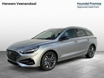 tweedehands Hyundai i30 Wagon 1.5 T-GDi MHEV Premium / Navigatie / Cruise control / Airco automatisch / Keyless entry / Achteruitrijcamera / parkeersensoren voor-achter / Licht-regen sensor /