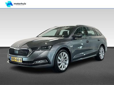 Grijs Gebruikt 2024 Skoda Octavia Business Line Stationwagen | € 33.440 (Iets duurder)
