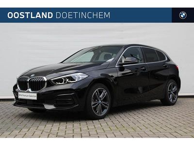 Zwart Gebruikt 2023 BMW 118 Sport Line Hatchback | € 24.950 (Goede deal)