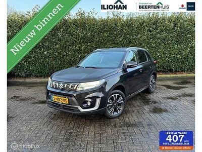 Zwart (metallic) Occasion 2023 Suzuki Vitara Style SUV | € 25.385 (Eerlijke prijs)
