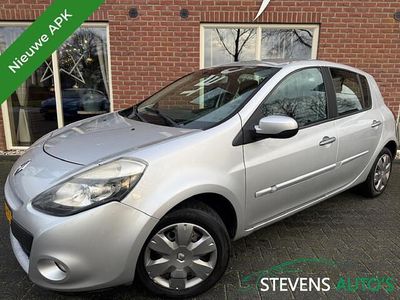Grijs (metallic) Gebruikt 2009 Renault Clio II Dynamique Hatchback | € 2.244 (Eerlijke prijs)