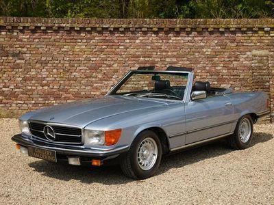 tweedehands Mercedes SL280 Built for the European market, Rear seats (rare option), Offered with manufacturer's literature, Livery in Silver Bleu over Black (MB-Tex), Executed with the automatic transmission - Tempomat - ABS - Green glass, A stylish convertible