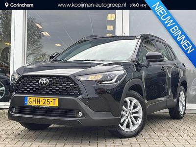 Attitude black metallic (zwart metallic) Occasion 2024 Toyota Corolla Cross Active SUV | € 34.400 (Eerlijke prijs)