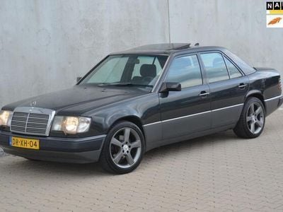 Zwart Gebruikt 1992 Mercedes E250 Sedan | € 7.950